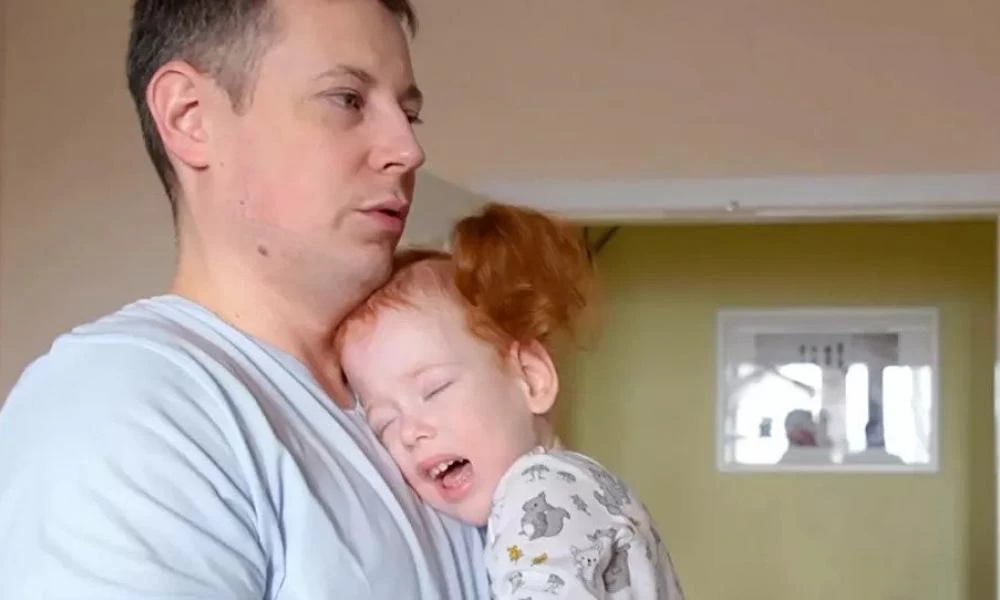 Πατρική αγάπη: Τα παράτησε όλα για να φροντίσει την άρρωστη κόρη του